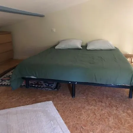 Le Joli Bleu & De St Pierre