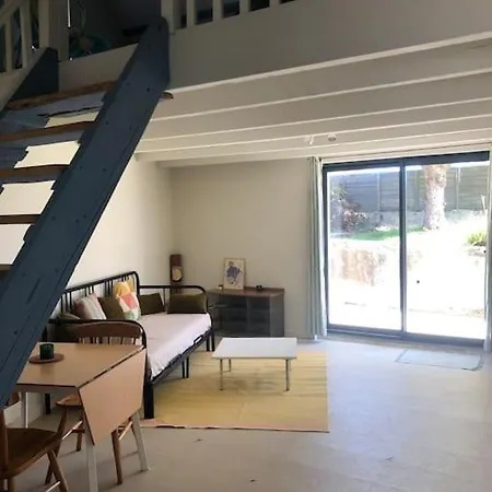 Le Joli Bleu & De St Pierre *