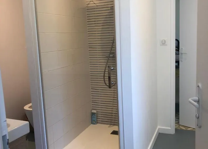 Le Joli Bleu & De St Pierre