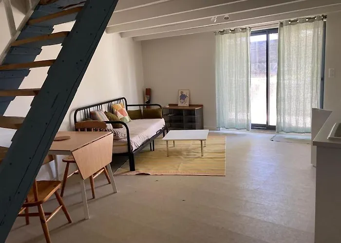 Le Joli Bleu & De St Pierre